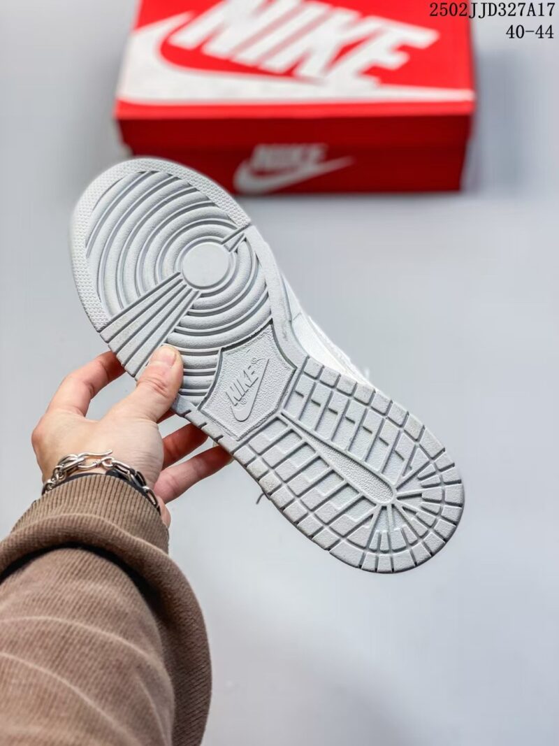 NIKE SB DUNK LOW